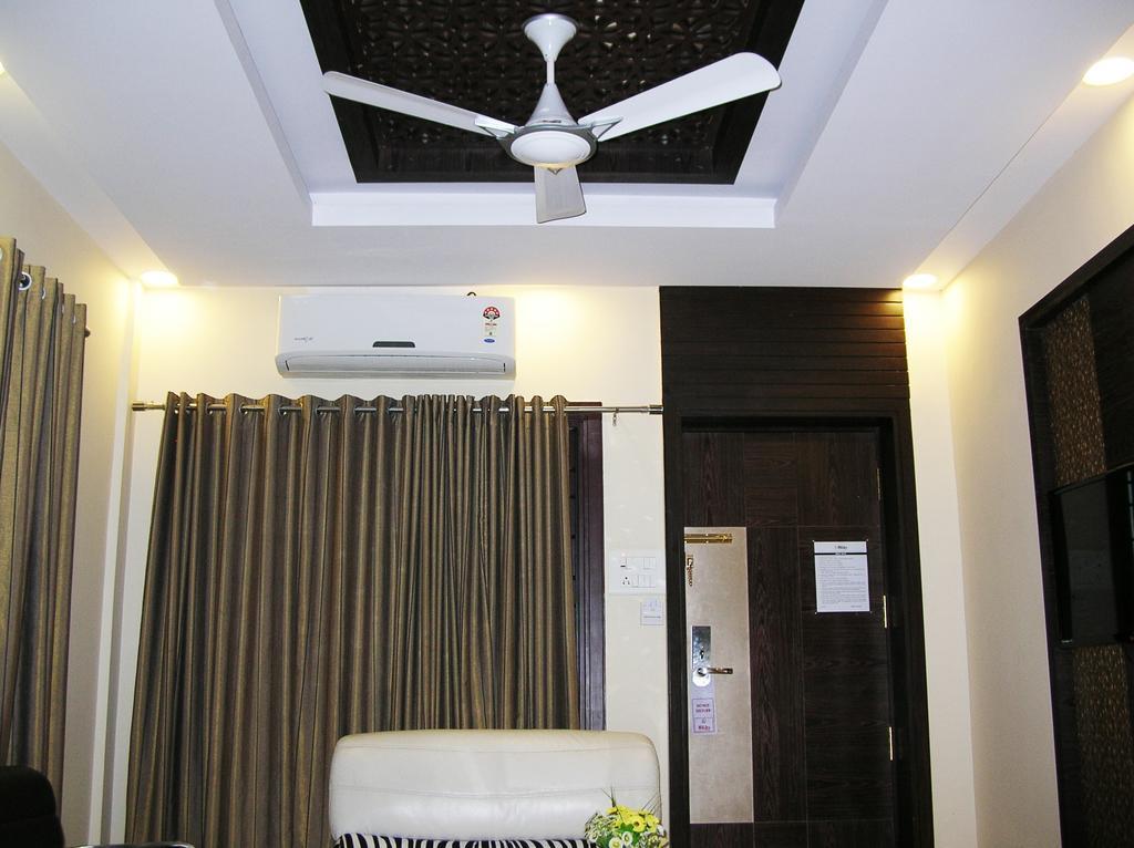 לינה וארוחת בוקר טירופאטי Harsha Residency מראה חיצוני תמונה